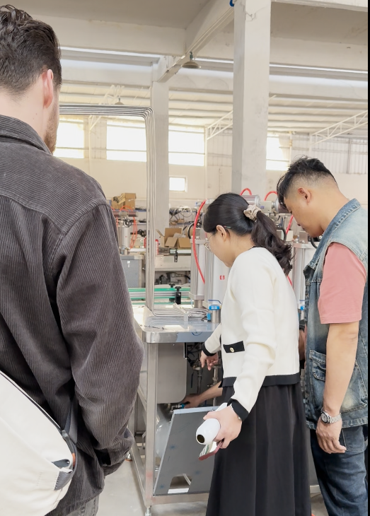 قبول العملاء الأمريكيين لخط إنتاج تعبئة الهباء الجوي في المصنع 1 (1)