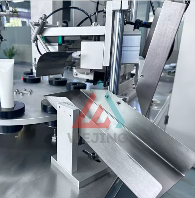 آلة تعبئة وختم الأنبوب